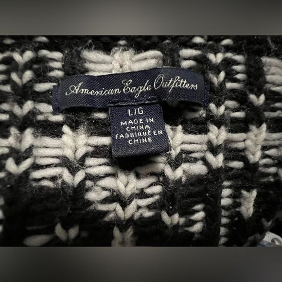 Wool blend oversized American Eagle black and white winter sweater. Size Large. - Picture 5 of 6